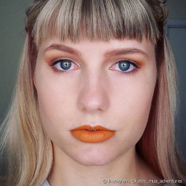 Para as fãs de maquiagens mais minimalistas, usar um laranjão com makes discretas é a garantia de um visual marcante e diferenciado Instagram: @kates_mua_adventures